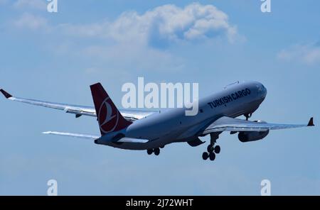 Der türkische Frachtflugzeug Airbus A330-200F nimmt den Flughafen Atatürk auf Stockfoto