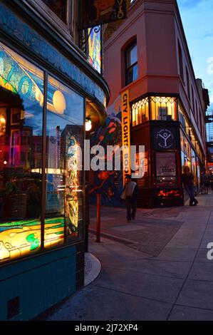 City Lights Bookstore und Vesuvio Cafe sind zwei literarische Wahrzeichen in San Francisco. Beide wurden dafür bekannt, dass die Beat-Generation von Schriftstellern entstanden ist Stockfoto