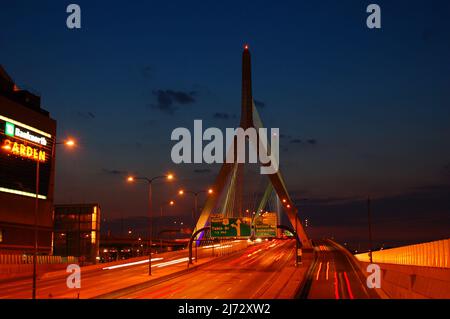 Die Zakim Bridge in Boston wird nachts beleuchtet Stockfoto