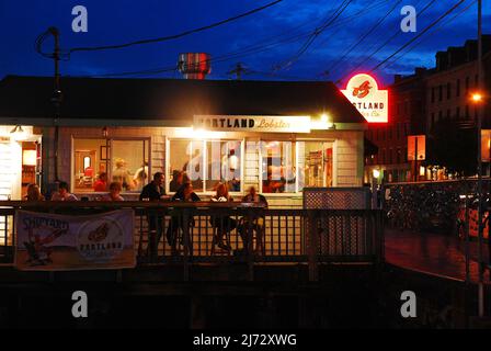 Gäste können den Sommerabend in einer Hummerhütte in Portland, Maine, genießen Stockfoto