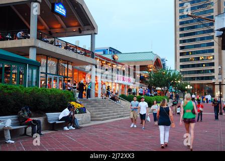 Die Leute gehen durch die Geschäfte und Cafés auf Inner Habor in Baltimore, Maryland Stockfoto