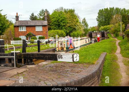 Mann und Frau auf einer Kanalfahrt durch Schleuse 66 Wheelock Bottom Lock, am Trent and Mersey Kanal bei Wheelock Cheshire Stockfoto