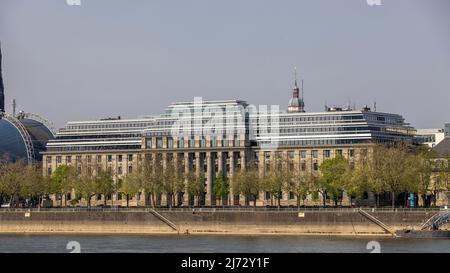 Regierungsgebäude an prominenter Stelle am Rheinufer in Köln, Deutschland Stockfoto