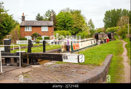 Mann und Frau auf einer Kanalfahrt durch Schleuse 66 Wheelock Bottom Lock, am Trent and Mersey Kanal bei Wheelock Cheshire Stockfoto