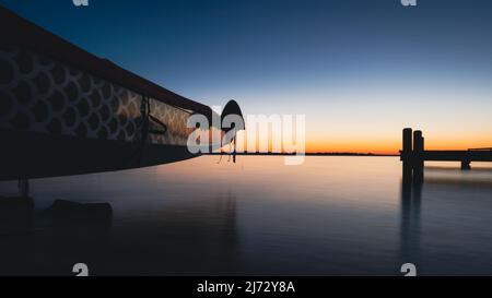 Blauer orangefarbener Sonnenuntergang am Lake Dora Dock in Mount Dora Florida Stockfoto