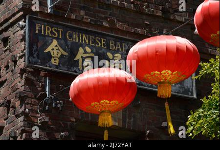 Rote Laternen und ein Zeichen in englischen und chinesischen Schriftzeichen vor der ersten chinesischen Baptistenkirche in San Franciscos Chinatown. Stockfoto