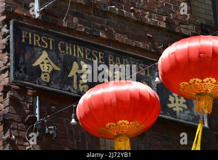 Rote Laternen und ein Zeichen in englischen und chinesischen Schriftzeichen vor der ersten chinesischen Baptistenkirche in San Franciscos Chinatown. Stockfoto