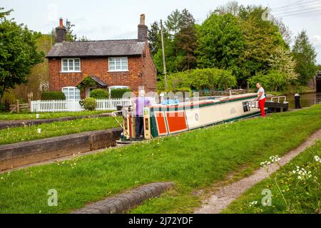 Mann und Frau auf einer Kanalfahrt durch Schleuse 66 Wheelock Bottom Lock, am Trent and Mersey Kanal bei Wheelock Cheshire Stockfoto