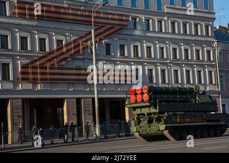 Moskau, Russland. 4.. Mai 2022. Eine Buk-M3-Rakete fährt während einer nächtlichen Probe für die bevorstehende Parade zum Victory Day, die den 77.. Jahrestag des Sieges über Nazi-Deutschland im Zweiten Weltkrieg in Moskau, Russland, ankündigte, auf den Roten Platz Stockfoto