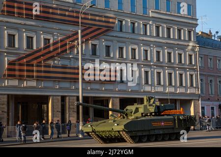 Moskau, Russland. 4.. Mai 2022. Ein Panzer T-14 Armata fährt bei einer nächtlichen Probe für die bevorstehende Parade zum Victory Day, die den 77.. Jahrestag des Sieges über Nazi-Deutschland im Zweiten Weltkrieg in Moskau, Russland, ankündigte, auf den Roten Platz Stockfoto