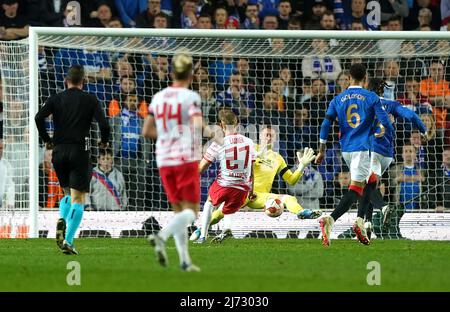 Rangers-Torhüter Allan McGregor rettet sich vor RB-Leipzigs Konrad Laimer während des Halbfinals der UEFA Europa League im zweiten Beinspiel im Ibrox Stadium, Glasgow. Bilddatum: Donnerstag, 5. Mai 2022. Stockfoto