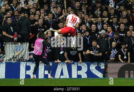 Christopher Nkunku (Mitte) von RB Leipzig feiert das erste Tor seiner Mannschaft während des UEFA Europa League-Halbfinals, des zweiten Beinspiels im Ibrox Stadium, Glasgow. Bilddatum: Donnerstag, 5. Mai 2022. Stockfoto