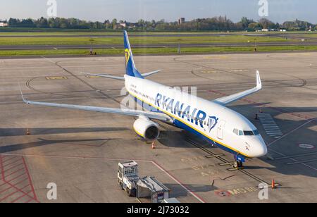 Ein Bild eines Ryanair-Flugzeugs, das in der Nähe des Terminals am Flughafen Charleroi geparkt ist. Stockfoto