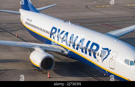 Ein Bild eines Ryanair-Flugzeugs, das in der Nähe des Terminals am Flughafen Charleroi geparkt ist. Stockfoto