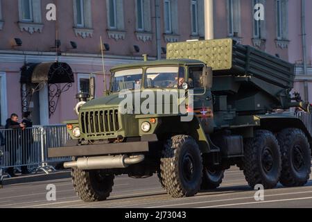 Moskau, Russland. 4.. Mai 2022. Ein Tornado-G-Raketenwerfer-System wird in der Garden Ring Street gesehen, als es zum Roten Platz für eine Probe der bevorstehenden Parade zum Victory Day am 9. Mai geht. Die Parade markiert den 77.. Jahrestag des Sieges der Alliierten über die Nazi-Truppen im Zweiten Weltkrieg Stockfoto