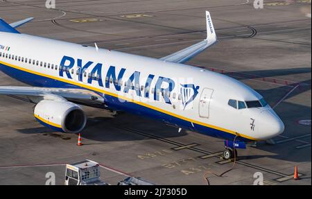 Ein Bild eines Ryanair-Flugzeugs, das in der Nähe des Terminals am Flughafen Charleroi geparkt ist. Stockfoto