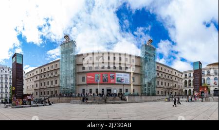 Ein Panoramabild der Hauptfassade des Museo Nacional Centro de Arte Reina Sofía mit anstehenden Besuchern. Stockfoto
