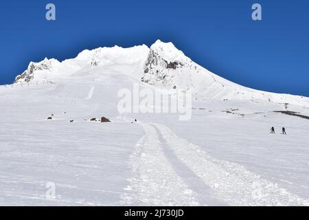 Landschaftsansichten auf dem präparierten unteren Abschnitt der Südseite des Kletterers zum Gipfel des Mt Hood, dem höchsten Berg von Oregon, im Januar 2022. Stockfoto