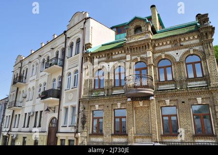 Historische Stadthäuser am Andriyivskyy Descent - eine Straße, die Kiews Oberstadt mit dem historisch kommerziellen Podil-Viertel verbindet. Stockfoto