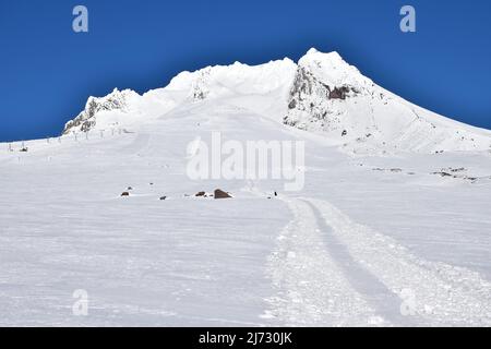 Landschaftsansichten auf dem präparierten unteren Abschnitt der Südseite des Kletterers zum Gipfel des Mt Hood, dem höchsten Berg von Oregon, im Januar 2022. Stockfoto