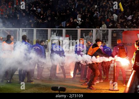 MARSEILLE - Polizei während des Halbfinalsspiel der UEFA Conference League zwischen Olympique Marseille und Feyenoord am 5. Mai 2022 im Stade Velodrome in Marseille, Frankreich. ANP PIETER STAM DE YOUNG Stockfoto