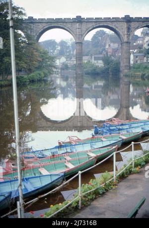 Ein Blick auf den Eisenbahnviadukt, der den Fluss Nidd in Knaresborough, North Yorkshire, überquert. 1967. Das Foto wurde von der Anmietung eines Ausflugsschiffes auf der Waterside aufgenommen. Stockfoto