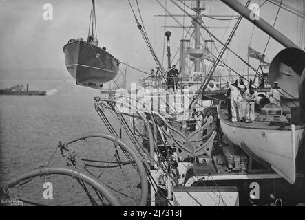 Heben Sie das Dampfnasenboot an Bord des Schlachtschiffs H.M.S. vor dem Dreadnought Royal Sovereign. Aufgenommen bei Spithead im November 1894. Das Streikboot des Schiffes wurde bereits hochgezogen und gesichert, und die Pinnace ist dabei, an Bord geschwenkt zu werden. Stockfoto