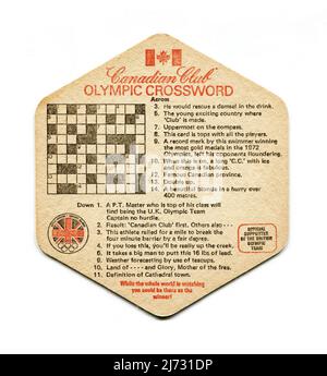 Eine Vintage-Biermatte, die als Werbeartikel für den Canadian Club Whisky hergestellt wird und das Sponsoring des britischen Olympischen Teams im Vorfeld der Olympischen Sommerspiele 1976 in Montreal bewirbt. Das Design enthält ein Kreuzworträtsel. Stockfoto