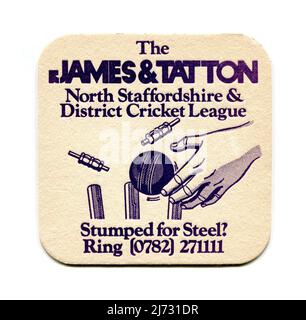 Eine Vintage-Biermatte, die als Werbeartikel für das Stahlunternehmen James & Tatton hergestellt wurde und für deren Sponsoring der North Staffordshire & District Cricket League wirbt. Stockfoto