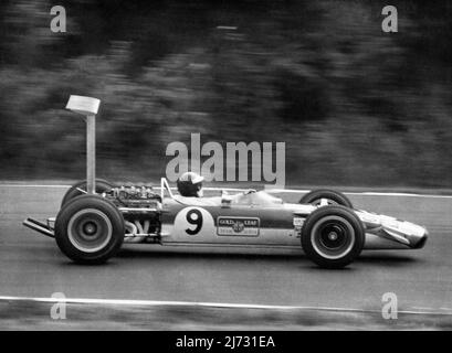 Jackie Oliver fährt einen Lotus-Ford 49B während des Formel 1 Grand Prix von Großbritannien in Brands Hatch am 20. Juli 1968. Nach der Führung des Rennens zog sich Oliver mit einem festgezogenen Getriebe in der 44.. Runde zurück. Stockfoto
