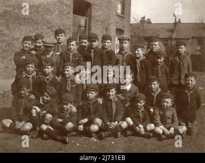 Eine Gruppe junger Wolf Cub Boy Scouts in Uniform. England 1920s. Stockfoto