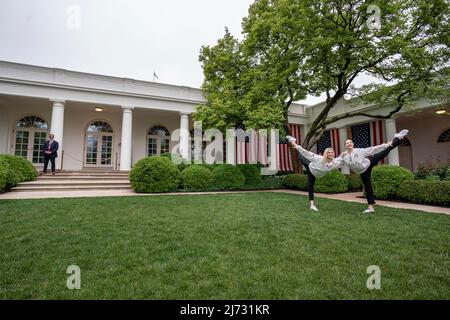 Washington, Vereinigte Staaten von Amerika. 04. Mai 2022. Die US-Olympiasportler MyKayla Skinner, links, und Grace McCallum, rechts, posieren im Rosengarten während einer Veranstaltung, bei der die Athleten, die an den Olympischen und Paralympischen Sommerspielen 2020 in Tokio, den Olympischen Winterspielen und den Paralympics 2022 in Peking, am 4. Mai 2022 in Washington, D.C. teilgenommen haben, begrüßt werden. Quelle: White House Foto/White House Foto/Alamy Live News Stockfoto