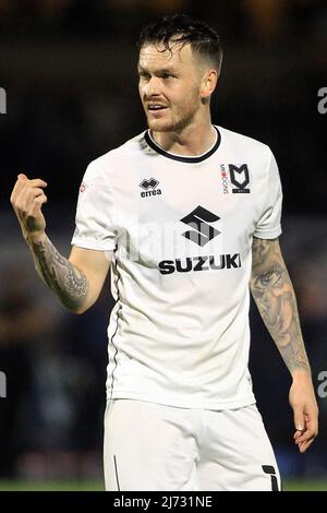 Buckinghamshire, Großbritannien, 5.. Mai 2022, Josh McEachran von MK Dons schaut auf. EFL Skybet Football League One Play off semi final 1. Leg match, Wycombe Wanderers gegen MK Dons am Donnerstag, 5.. Mai 2022 im Adams Park Stadium in High Wycombe, Buckinghamshire. Dieses Bild darf nur für redaktionelle Zwecke verwendet werden. Nur zur redaktionellen Verwendung, Lizenz für kommerzielle Nutzung erforderlich. Keine Verwendung bei Wetten, Spielen oder Veröffentlichungen in einem Club/einer Liga/einem Spieler. Bild von Steffan Bowen/Andrew Orchard Sports Photography/Alamy Live News Stockfoto