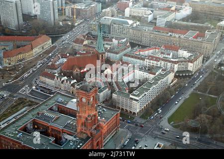 Blick vom Fernsehturm auf das Rote Rathaus und die Nikolaikirche - Berlin, Deutschland Stockfoto