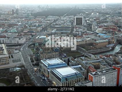 Blick vom Fernsehturm auf den Berliner Dom und West-Berlin - Berlin, Deutschland Stockfoto