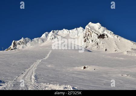 Landschaftsansichten auf dem präparierten unteren Abschnitt der Südseite des Kletterers zum Gipfel des Mt Hood, dem höchsten Berg von Oregon, im Januar 2022. Stockfoto