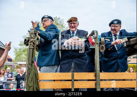 Veteranen werden während der Parade zum Befreiungstag auf dem Rücken eines Militärwagens stehen sehen. Wageningen, auch bekannt als „Stadt der Befreiung“, ist mit den Erinnerungs- und Befreiungstagen vom 4.. Und 5.. Mai verbunden, da die Kapitulation, die den Zweiten Weltkrieg in den Niederlanden beendete, 1945 im Hotel de Wereld der Stadt unterzeichnet wurde. Während des Befreiungstages versammeln sich die Liberation Parade oder die Bevrijdingsdefilé in den niederländischen Veteranen und militärischen Nachfolgern, um all jenen Tribut zu zollen, die während des Zweiten Weltkriegs ihr Leben ließen. In diesem Jahr wurden auch 25 britische Veteranen herzlich willkommen geheißen, sie kamen in Britis an Stockfoto