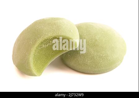 Matcha Mochi Eiscreme mit grünem Tee auf weißem Hintergrund Stockfoto