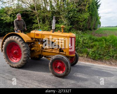 Gt. Bardfield Braintee Essex Großbritannien, 2.. Mai 2022. Stebbing Tractor führt jedes Jahr eine Veranstaltung durch, bei der alte Traktoren durch die Landschaft von Essex gefahren werden. Traktoren werden verwendet, um landwirtschaftliche Anbaugeräte zu ziehen. Copyright Willliam Edwards/Alamy Stockfoto