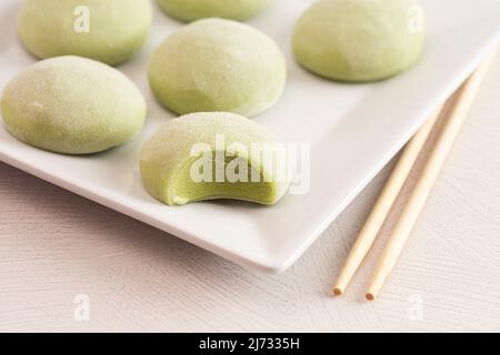 Ein Matcha Mochi-Eis mit grünem Tee auf einem Küchentisch Stockfoto