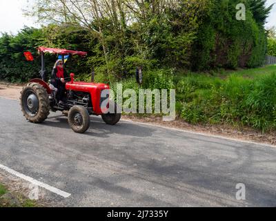 Gt. Bardfield Braintee Essex Großbritannien, 2.. Mai 2022. Stebbing Tractor führt jedes Jahr eine Veranstaltung durch, bei der alte Traktoren durch die Landschaft von Essex gefahren werden. Traktoren werden verwendet, um landwirtschaftliche Anbaugeräte zu ziehen. Copyright Willliam Edwards/Alamy Stockfoto