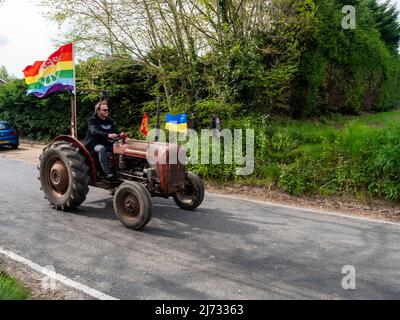 Gt. Bardfield Braintee Essex Großbritannien, 2.. Mai 2022. Stebbing Tractor führt jedes Jahr eine Veranstaltung durch, bei der alte Traktoren durch die Landschaft von Essex gefahren werden. Traktoren werden verwendet, um landwirtschaftliche Anbaugeräte zu ziehen. Copyright Willliam Edwards/Alamy Stockfoto