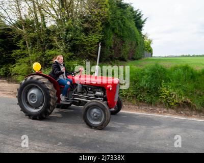 Gt. Bardfield Braintee Essex Großbritannien, 2.. Mai 2022. Stebbing Tractor führt jedes Jahr eine Veranstaltung durch, bei der alte Traktoren durch die Landschaft von Essex gefahren werden. Traktoren werden verwendet, um landwirtschaftliche Anbaugeräte zu ziehen. Copyright Willliam Edwards/Alamy Stockfoto