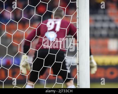 Details zum Beitrag des Tores mit dem Tor- und Fußballtorwart im Hintergrund. Stockfoto