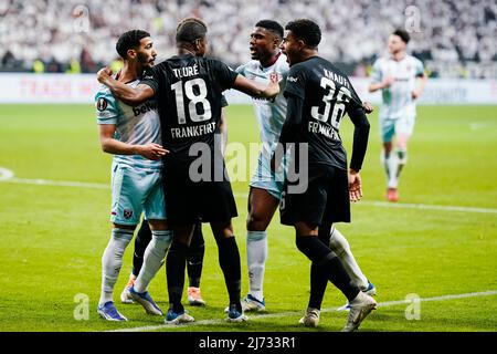 05. Mai 2022, Hessen, Frankfurt/Main: Fußball: Europa League, Eintracht Frankfurt - West Ham United, K.O.-Runde, Halbfinale, zweite Etappe im Deutsche Bank Park, Said von West Ham United, Benrahma (l) und Ansgar Knauff (r) aus Frankfurt streiten sich während des Spiels. Foto: Uwe Anspach/dpa Stockfoto