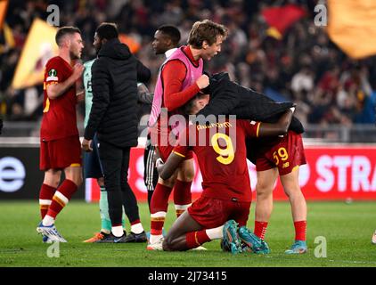 Roma's Tammy Abraham feiert mit Teamkollegen nach dem Halbfinale der UEFA Europa Conference League im Stadio Olimpico, Rom, die zweite Etappe. Bilddatum: Donnerstag, 5. Mai 2022. Stockfoto