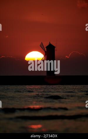 Stawa Mlyny am thw-Morgen an der polnischen Küste bei Swinoujscie Stockfoto
