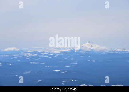 Von rechts nach links die Gipfel des Mt Jefferson und die Three Sisters Mountains von der Südseite des Mt Hood, dem höchsten Berg von Oregon, im April 2022 Stockfoto