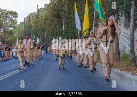 Haifa, Israel - 01. Mai 2022: Pfadfinder und andere nehmen an der Parade der Muttergottes vom Berg Karmel in der Nähe von Stella Maris in Haifa, Israel, Teil. Diesen Jahresabend Stockfoto