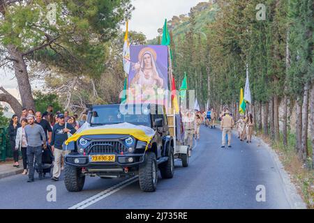 Haifa, Israel - 01. Mai 2022: Pfadfinder und andere nehmen an der Parade der Muttergottes vom Berg Karmel in der Nähe von Stella Maris in Haifa, Israel, Teil. Diesen Jahresabend Stockfoto